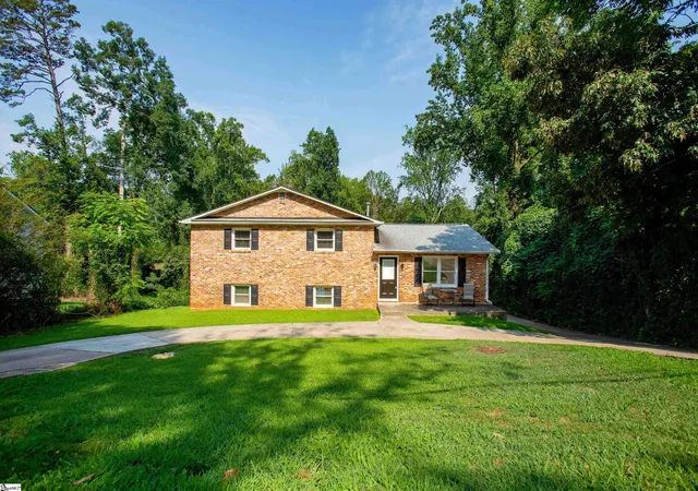 Photo 3 of Single family home for sale at 400 Fairmont Dr, Greenville, SC 29605 | MLS# 1599278 | Listing updated on 2026-08-30