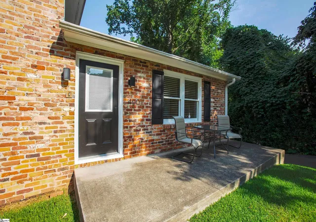 Photo 4 of Single family home for sale at 400 Fairmont Dr, Greenville, SC 29605 | MLS# 1599278 | Listing updated on 2026-08-30