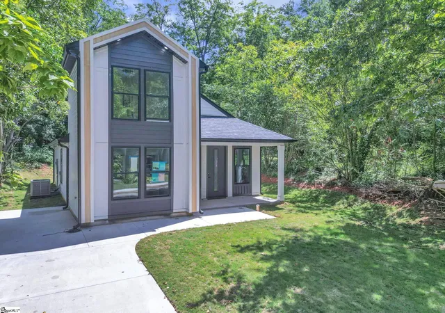 Photo 2 of Single family home for sale at 465 Tryon St, Spartanburg, SC 29301 | MLS# 1601476 | Listing updated on 2026-08-20