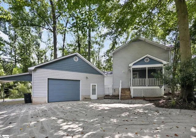 Photo 2 of Single family home for sale at 814 S Almond Dr, Simpsonville, SC 29681 | MLS# 1600442 | Listing updated on 2026-09-10