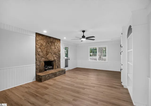 Photo 3 of Single family home for sale at 814 S Almond Dr, Simpsonville, SC 29681 | MLS# 1600442 | Listing updated on 2026-10-27