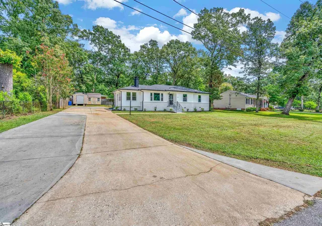 Photo 4 of Single family home for sale at 12 Brewster Dr, Taylors, SC 29687 | MLS# 1602284 | Listing updated on 2026-08-28