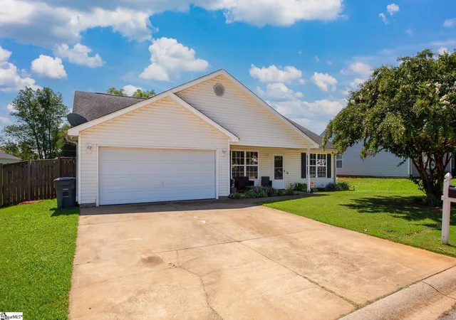 Photo 2 of Single family home for sale at 28 Picardy Dr, Greenville, SC 29605 | MLS# 1602082 | Listing updated on 2026-08-29