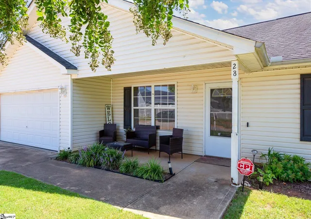 Photo 3 of Single family home for sale at 28 Picardy Dr, Greenville, SC 29605 | MLS# 1602082 | Listing updated on 2026-08-29