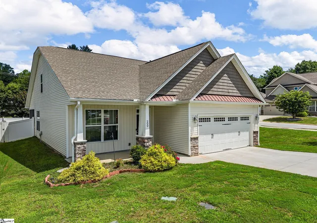 Photo 2 of Single family home for sale at 200 Everard Ln, Greer, SC 29650 | MLS# 1598405 | Listing updated on 2026-09-05