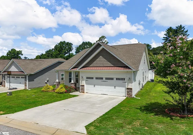 Photo 3 of Single family home for sale at 200 Everard Ln, Greer, SC 29650 | MLS# 1598405 | Listing updated on 2026-09-05