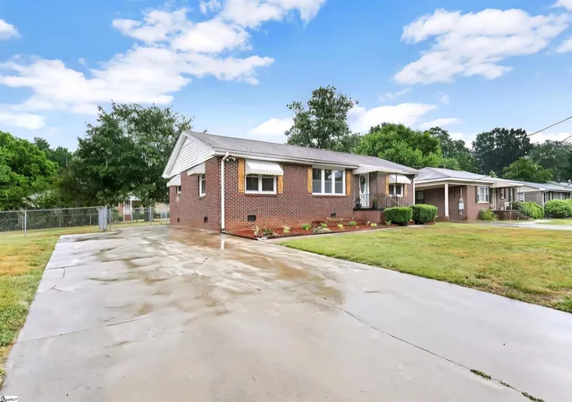 Photo 2 of Single family home for sale at 110 Knox St, Greenville, SC 29605 | MLS# 1595624 | Listing updated on 2026-09-10