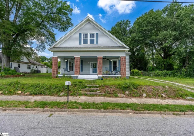 Photo 3 of Single family home for sale at 309 N Adair St, Clinton, SC 29325 | MLS# 1594420 | Listing updated on 2026-07-29