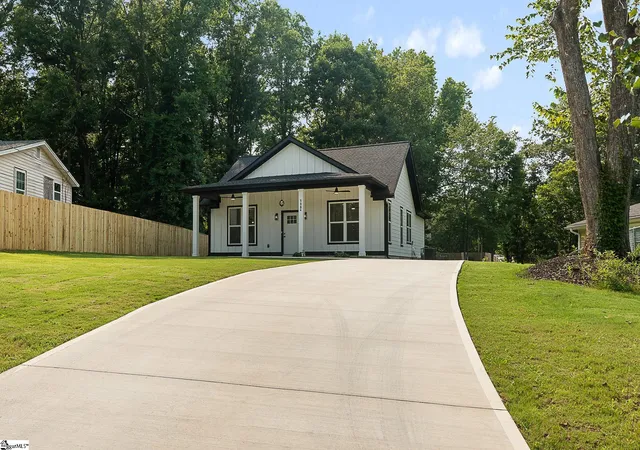 Photo 2 of Single family home for sale at 119a Woodland Dr, Fountain Inn, SC 29644 | MLS# 1599164 | Listing updated on 2026-09-30