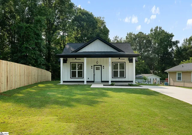 Photo 3 of Single family home for sale at 119a Woodland Dr, Fountain Inn, SC 29644 | MLS# 1599164 | Listing updated on 2026-09-30