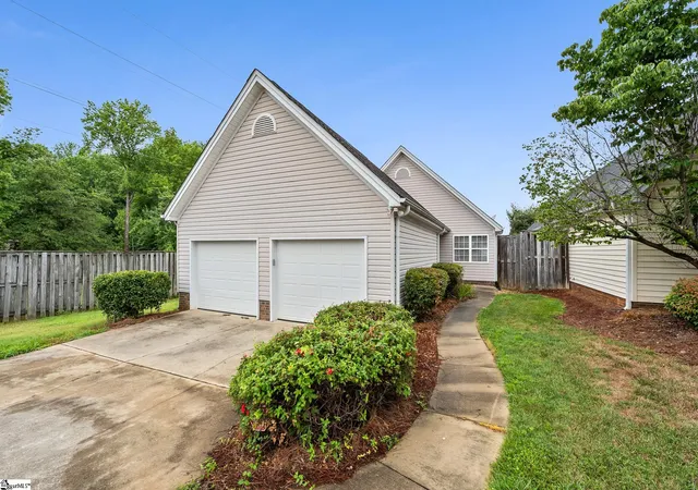Photo 1 of Single family home for sale at 1016 Bradford Pl, Greenville, SC 29615 | MLS# 1598995 | Listing updated on 2026-09-17