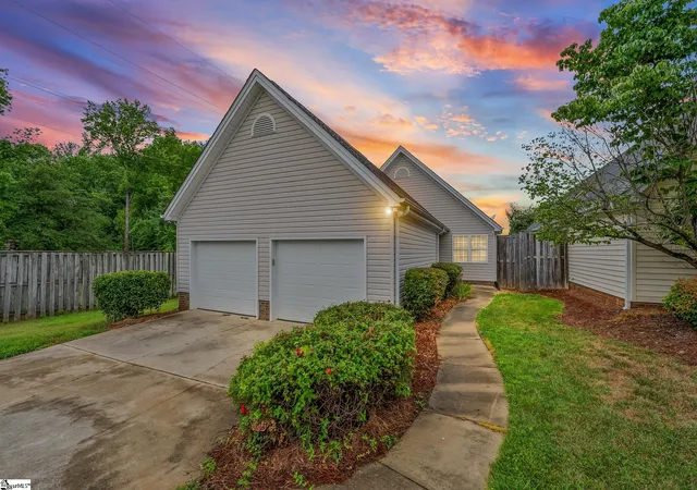 Photo 2 of Single family home for sale at 1016 Bradford Pl, Greenville, SC 29615 | MLS# 1598995 | Listing updated on 2026-09-17