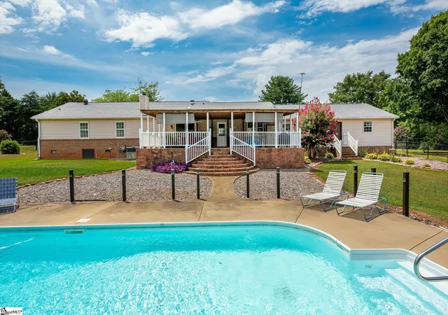 Photo 2 of Single family home for sale at 208 Pineview Dr, Pelzer, SC 29669 | MLS# 1597537 | Listing updated on 2026-10-15