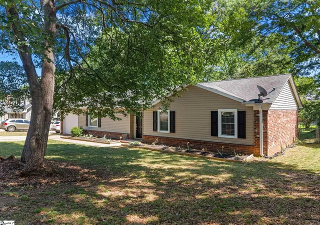 Photo 2 of Single family home for sale at 112 Canebrake Cir, Greer, SC 29650 | MLS# 1589924 | Listing updated on 2026-08-18