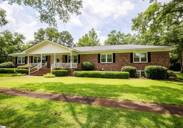 Photo 3 of Single family home for sale at 204 Pine St, Bamberg, SC 29003 | MLS# 1599329 | Listing updated on 2026-07-31