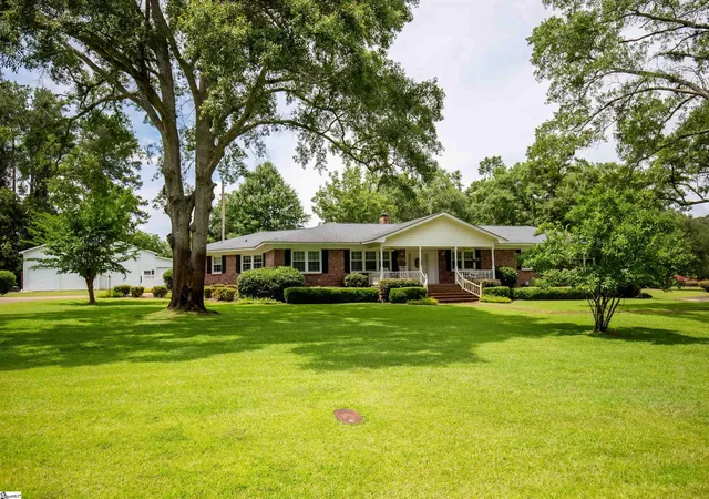 Photo 4 of Single family home for sale at 204 Pine St, Bamberg, SC 29003 | MLS# 1599329 | Listing updated on 2026-07-31