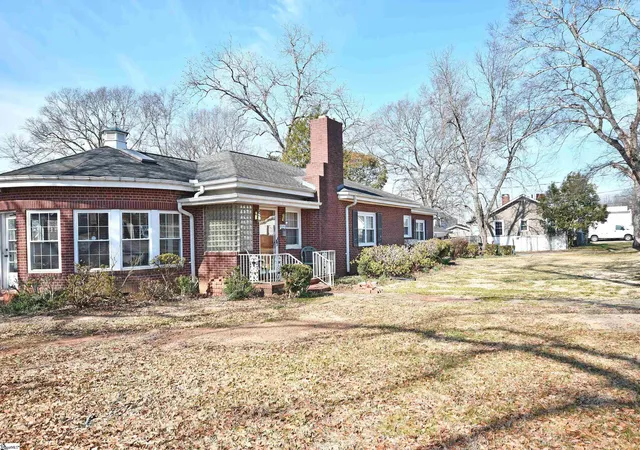 Photo 3 of Single family home for sale at 6 Beatrice St, Greenville, SC 29611 | MLS# 1582603 | Listing updated on 2026-09-16