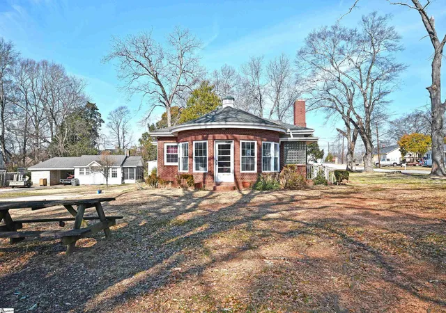 Photo 3 of Single family home for sale at 6 Beatrice St, Greenville, SC 29611 | MLS# 1582603 | Listing updated on 2026-09-16
