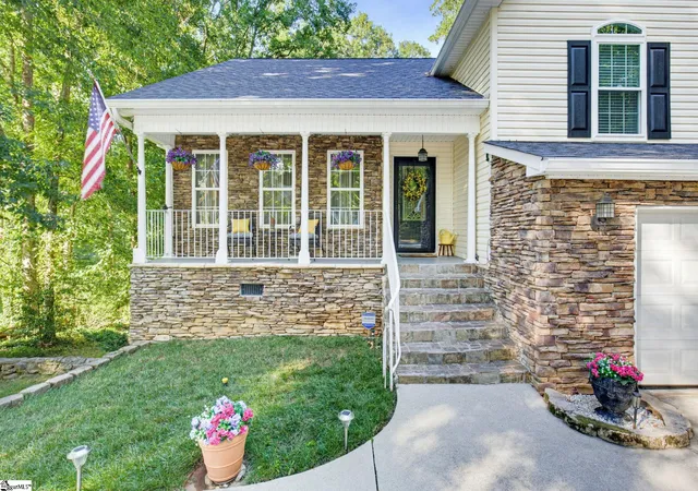 Photo 4 of Single family home for sale at 705 N Almond Dr, Simpsonville, SC 29681 | MLS# 1601536 | Listing updated on 2026-10-01