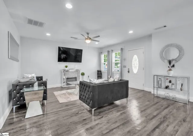 Photo 4 of Single family home for sale at 1026 Howard St, Spartanburg, SC 29303 | MLS# 1601573 | Listing updated on 2026-09-04