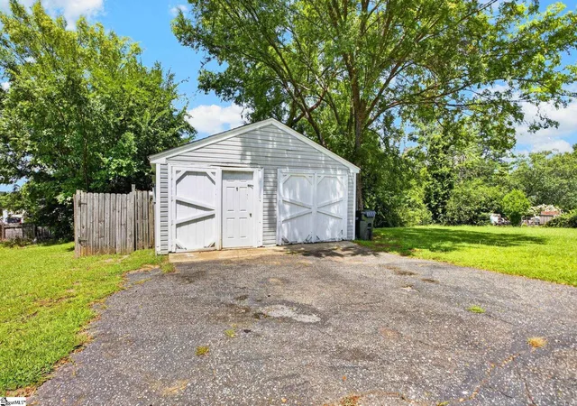 Photo 3 of Single family home for sale at 108 Mountain View Ave, Greer, SC 29650 | MLS# 1601550 | Listing updated on 2026-09-10
