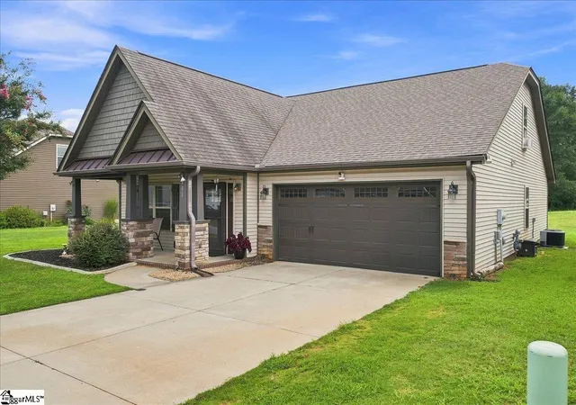 Photo 2 of Single family home for sale at 400 Terilyn Ct, Greenville, SC 29611 | MLS# 1601105 | Listing updated on 2026-08-18