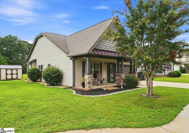 Photo 3 of Single family home for sale at 400 Terilyn Ct, Greenville, SC 29611 | MLS# 1601105 | Listing updated on 2026-08-18
