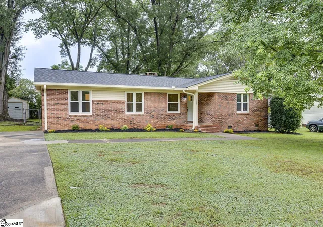 Photo 2 of Single family home for sale at 106 Roebuck Dr, Simpsonville, SC 29681 | MLS# 1597872 | Listing updated on 2026-10-08