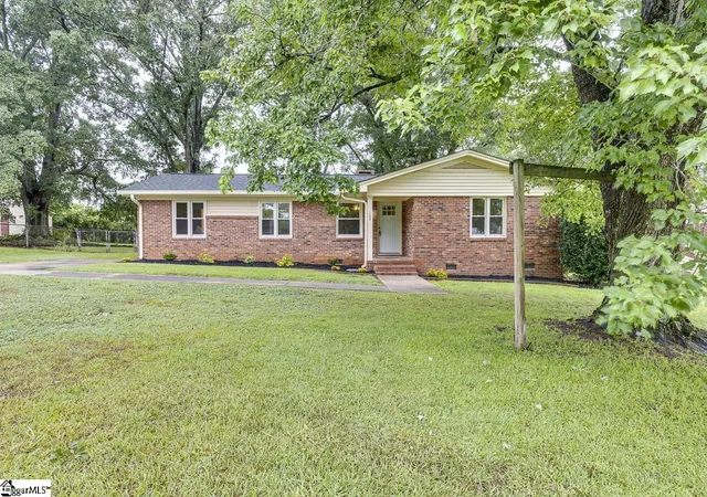 Photo 3 of Single family home for sale at 106 Roebuck Dr, Simpsonville, SC 29681 | MLS# 1597872 | Listing updated on 2026-10-08