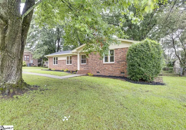 Photo 3 of Single family home for sale at 106 Roebuck Dr, Simpsonville, SC 29681 | MLS# 1597872 | Listing updated on 2026-10-08