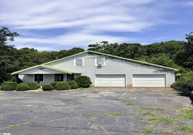 Photo 3 of Single family home for sale at 2576 Park Rd, Fountain Inn, SC 29644 | MLS# 1599582 | Listing updated on 2026-08-26