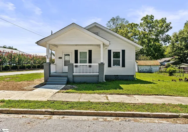 Photo 1 of Single family home for sale at 101 Gordon St, Clinton, SC 29325 | MLS# 1600263 | Listing updated on 2026-09-04
