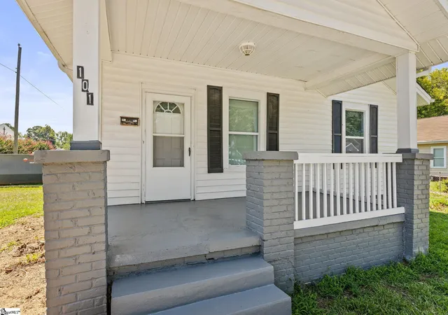 Photo 2 of Single family home for sale at 101 Gordon St, Clinton, SC 29325 | MLS# 1600263 | Listing updated on 2026-09-04