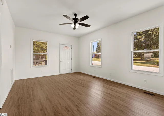 Photo 4 of Single family home for sale at 101 Gordon St, Clinton, SC 29325 | MLS# 1600263 | Listing updated on 2026-09-04