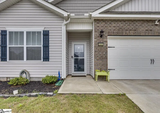 Homes for sale in Fountain Inn, SC | 305 Bonifay Dr, Fountain Inn, SC 29644 | MLS# 1592709