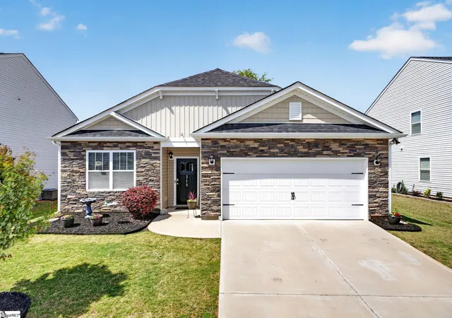 Photo 3 of Single family home for sale at 315 Tolbert Dr, Greenwood, SC 29649 | MLS# 1587716 | Listing updated on 2026-08-04