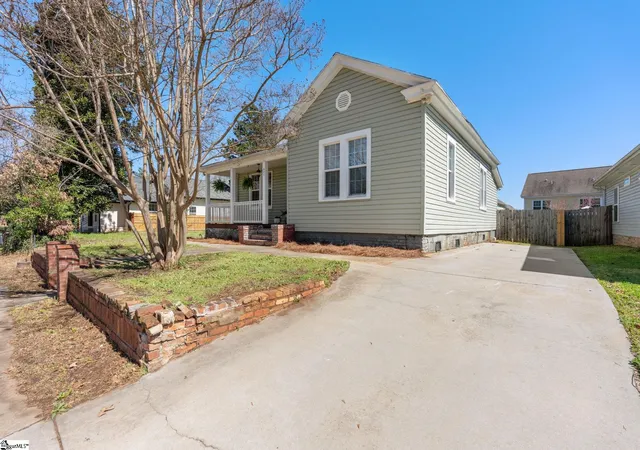 Photo 3 of Single family home for sale at 507 Anderson St, Greenville, SC 29601 | MLS# 1585100 | Listing updated on 2026-09-15