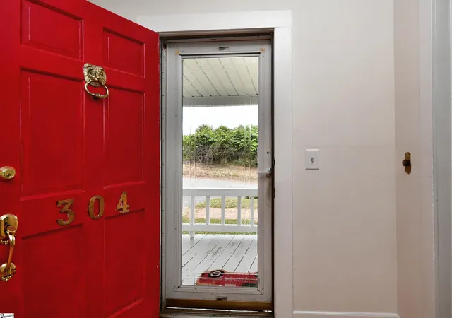 Photo 3 of Single family home for sale at 304 N 1st St, Easley, SC 29640 | MLS# 1599549 | Listing updated on 2026-09-18