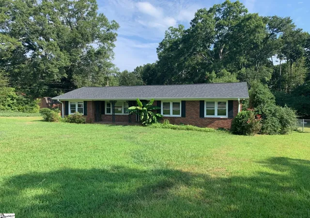 Photo 1 of Single family home for sale at 200 Windsor Dr, Laurens, SC 29360 | MLS# 1601605 | Listing updated on 2026-08-21