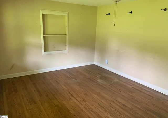 Photo 2 of Single family home for sale at 200 Windsor Dr, Laurens, SC 29360 | MLS# 1601605 | Listing updated on 2026-08-21