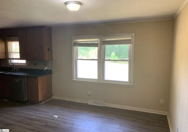 Photo 3 of Single family home for sale at 200 Windsor Dr, Laurens, SC 29360 | MLS# 1601605 | Listing updated on 2026-08-21