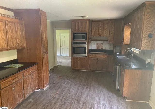 Photo 3 of Single family home for sale at 200 Windsor Dr, Laurens, SC 29360 | MLS# 1601605 | Listing updated on 2026-08-21