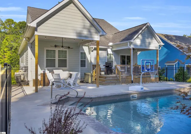 Photo 3 of Single family home for sale at 112 Portland Cir, Greenwood, SC 29649 | MLS# 1601546 | Listing updated on 2026-08-21