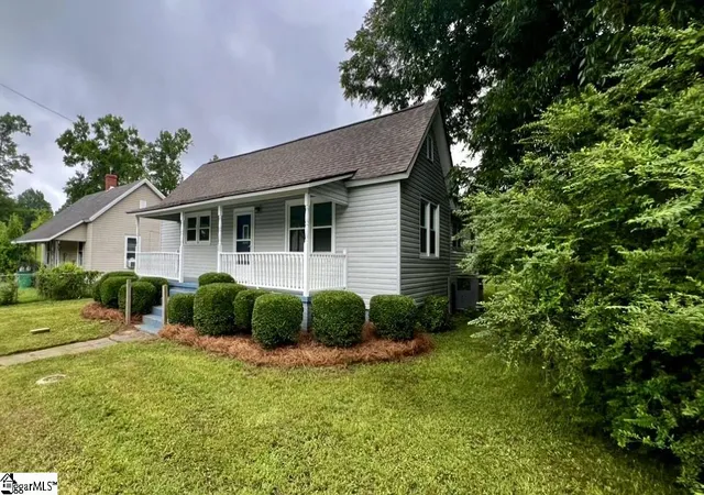 Photo 1 of Single family home for sale at 402 Florence St, Clinton, SC 29325 | MLS# 1597764 | Listing updated on 2026-07-15