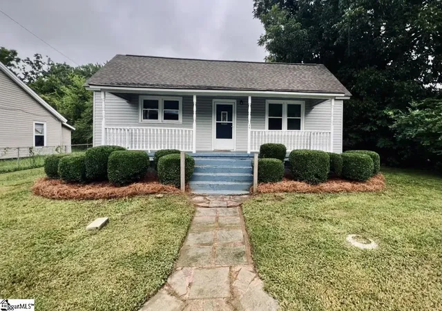 Photo 2 of Single family home for sale at 402 Florence St, Clinton, SC 29325 | MLS# 1597764 | Listing updated on 2026-07-15