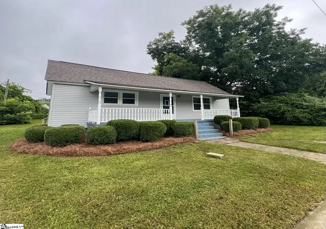 Photo 3 of Single family home for sale at 402 Florence St, Clinton, SC 29325 | MLS# 1597764 | Listing updated on 2026-07-15