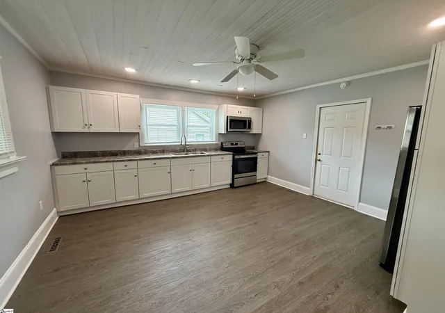Photo 3 of Single family home for sale at 402 Florence St, Clinton, SC 29325 | MLS# 1597764 | Listing updated on 2026-07-15