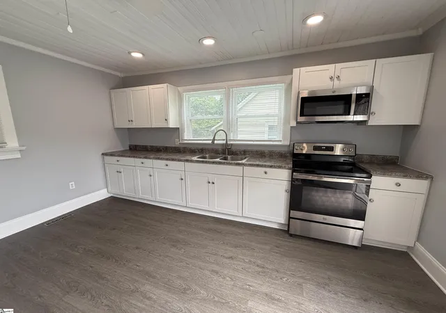 Photo 4 of Single family home for sale at 402 Florence St, Clinton, SC 29325 | MLS# 1597764 | Listing updated on 2026-07-15