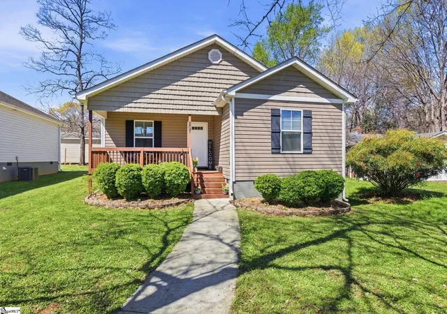 Photo 2 of Sale Pending at 207 Ridgeway Dr, Greenville, SC 29607 | MLS# 1585420 | Listing updated on 2026-09-18