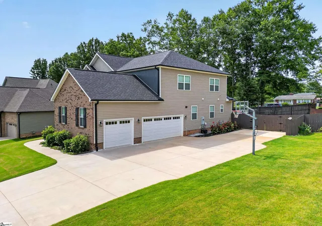Photo 3 of Single family home for sale at 2 Peaceful Ct, Fountain Inn, SC 29644 | MLS# 1601673 | Listing updated on 2026-08-25